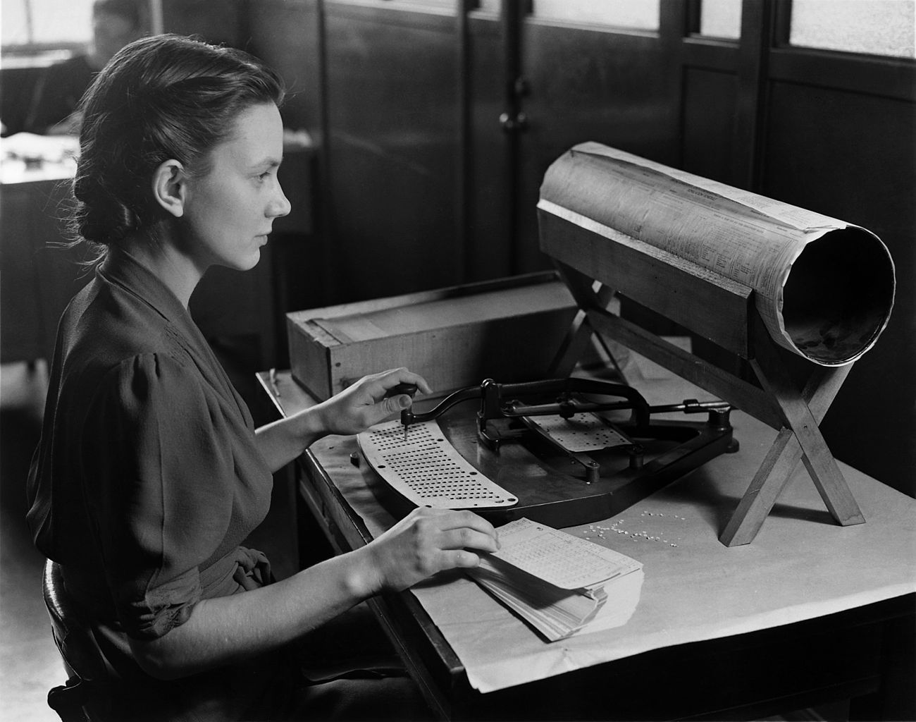 Une opératrice du Bureau du recensement des États-Unis utilise une poinçonneuse Hollerith (vers 1940)