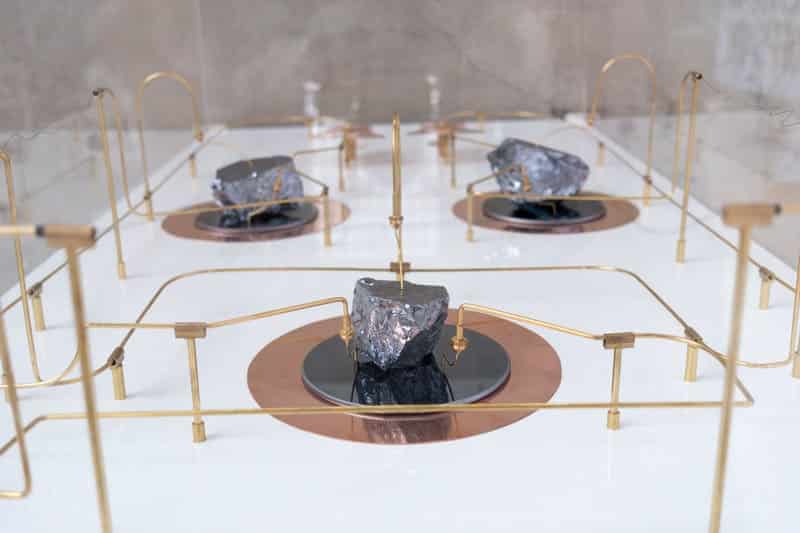 Oeuvre de la plasticienne Raphaëlle Kerbat, qui représente un réseau de fils de métal connectant des pierres