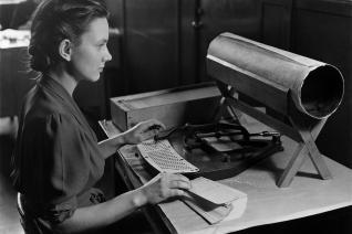 Une opératrice du Bureau du recensement des États-Unis utilise une poinçonneuse Hollerith (vers 1940)